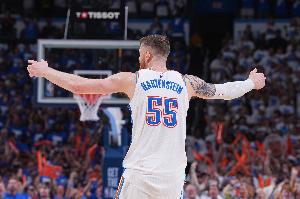 玩起来了！哈滕血帽威少 进攻端背对篮筐出手离谱偏出